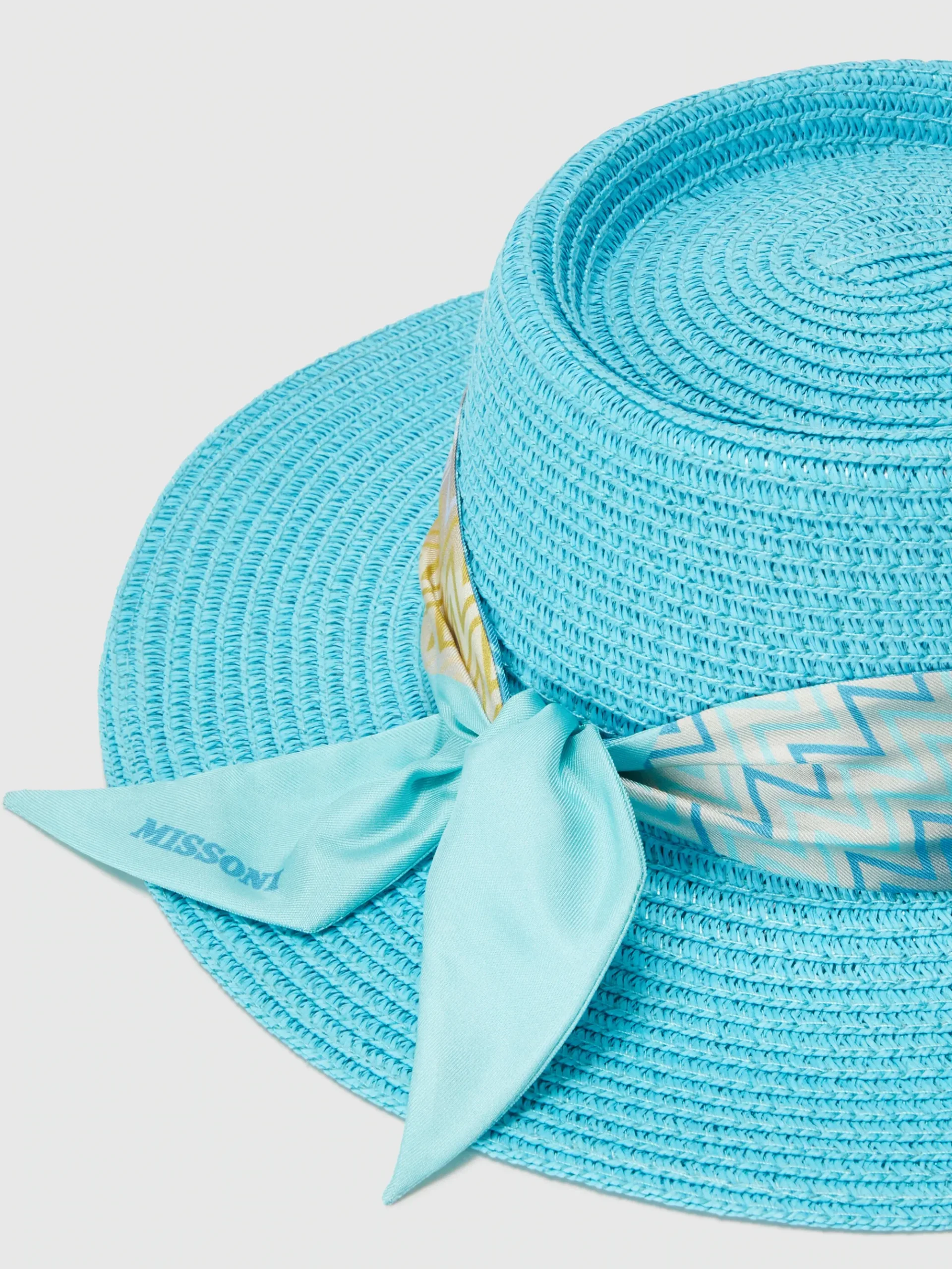 Chapeau en paille avec bande à motif zigzag