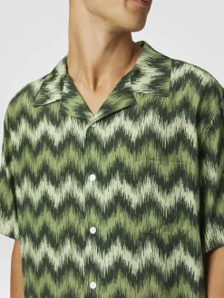 Chemise bowling en viscose zig zag imprimée avec une fréquence perturbée