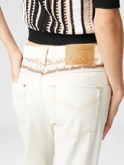 Cinq poches en jean avec empiècements grecs en zigzag