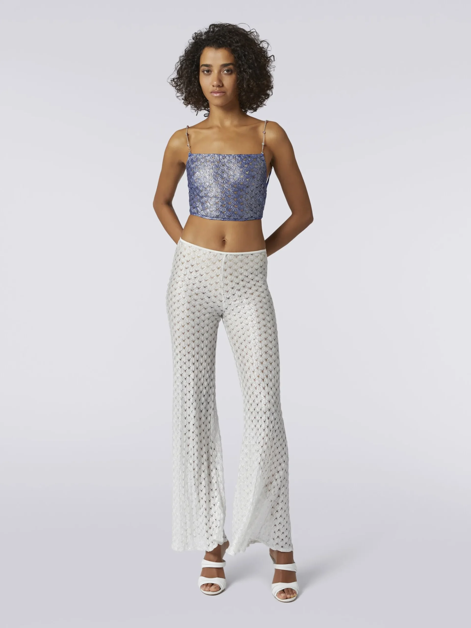 Crop top à effet dentelle avec bretelles chaîne et pierres