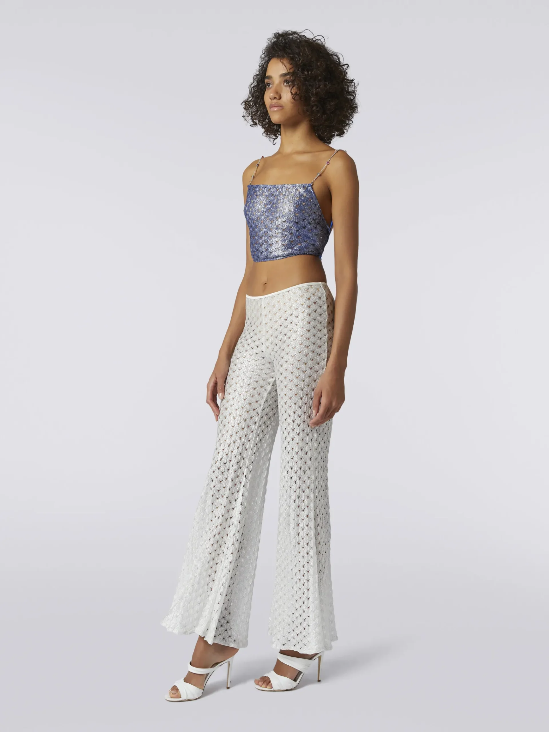 Crop top à effet dentelle avec bretelles chaîne et pierres