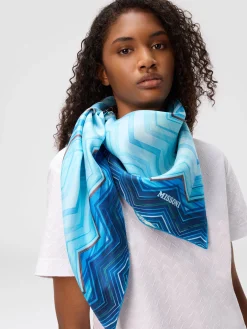 Echarpe 100% soie avec imprimé chevron