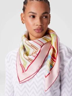 Foulard en 100 % soie avec motif zigzag et bord imprimé