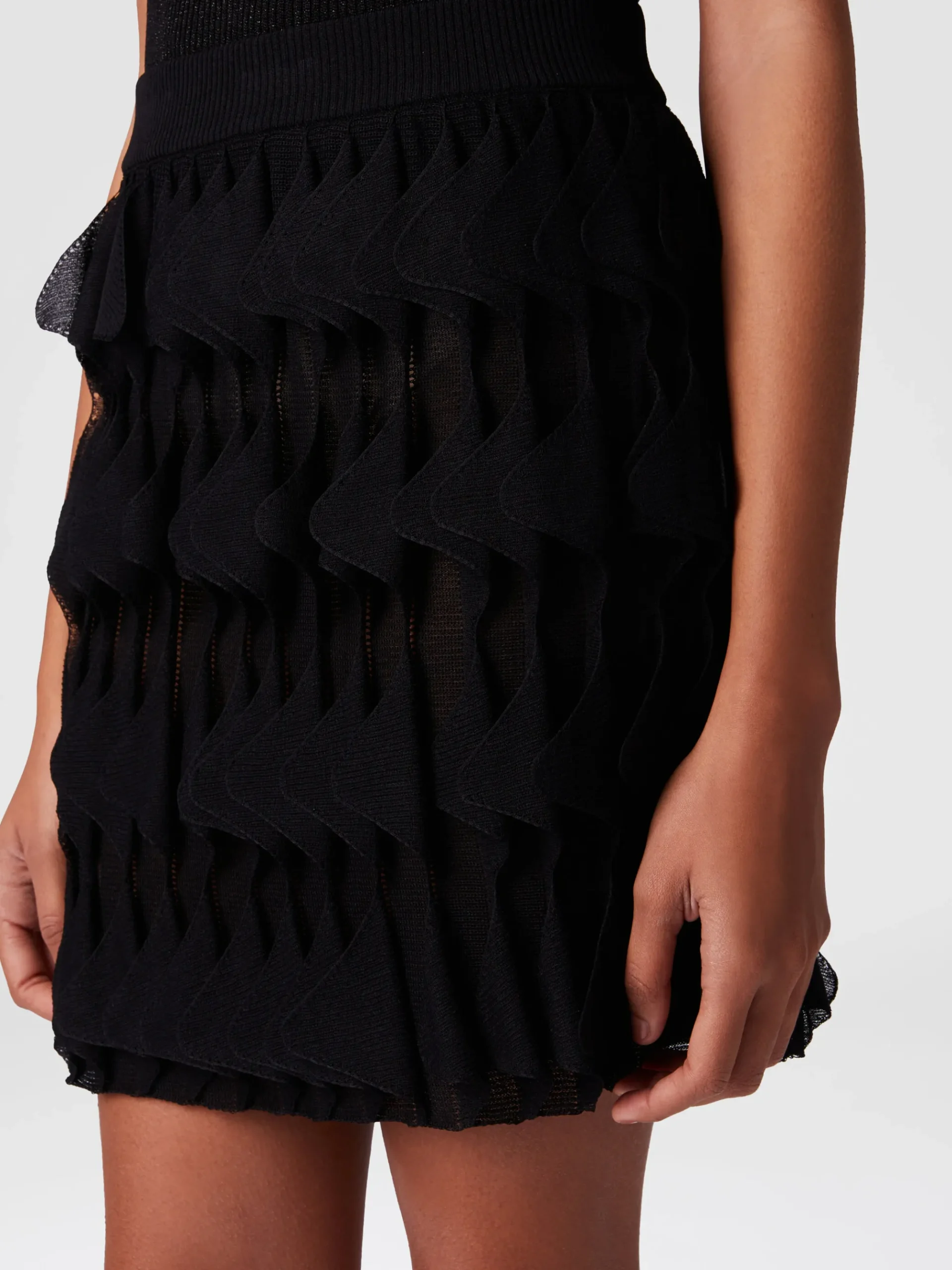 Jupe courte à volants géométriques