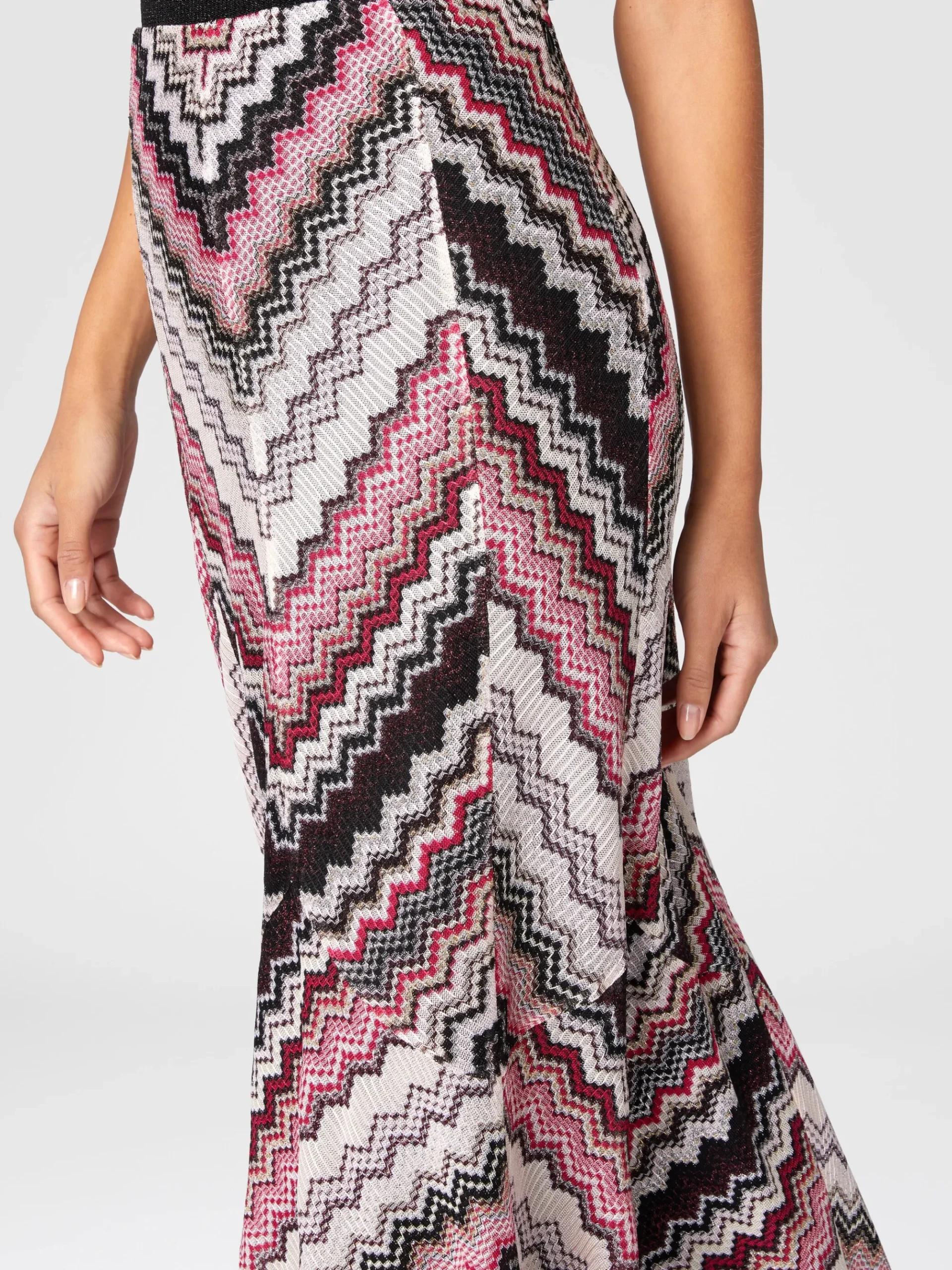 Jupe longue évasée à motif zigzag dentelé lamé