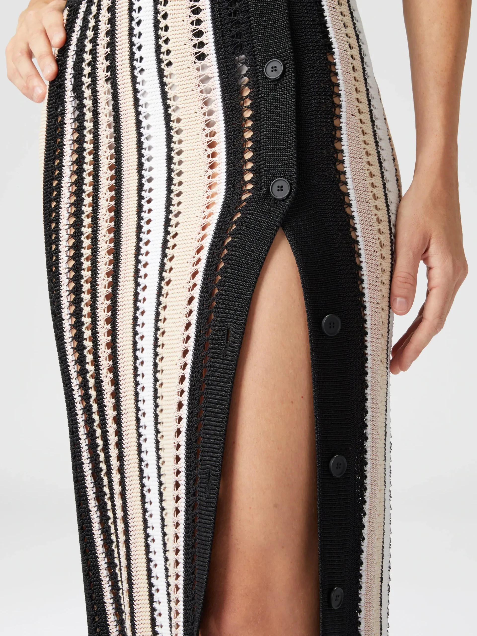 Jupe midi rayée en crochet avec boutonnage sur le côté