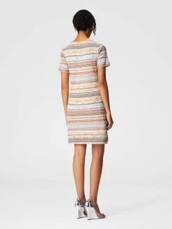 Mini-robe à manches courtes avec zig zag lamé grec