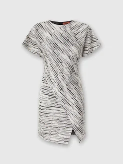 Mini-robe à manches courtes avec motif lamé grec et fente