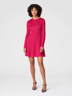 Mini-robe à manches longues à chevrons ton sur ton