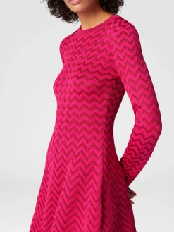 Mini-robe à manches longues à chevrons ton sur ton