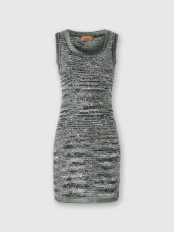 Mini-robe sans manches en maille flammée à sequins