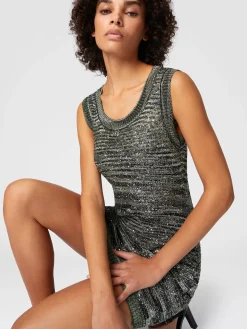 Mini-robe sans manches en maille flammée à sequins