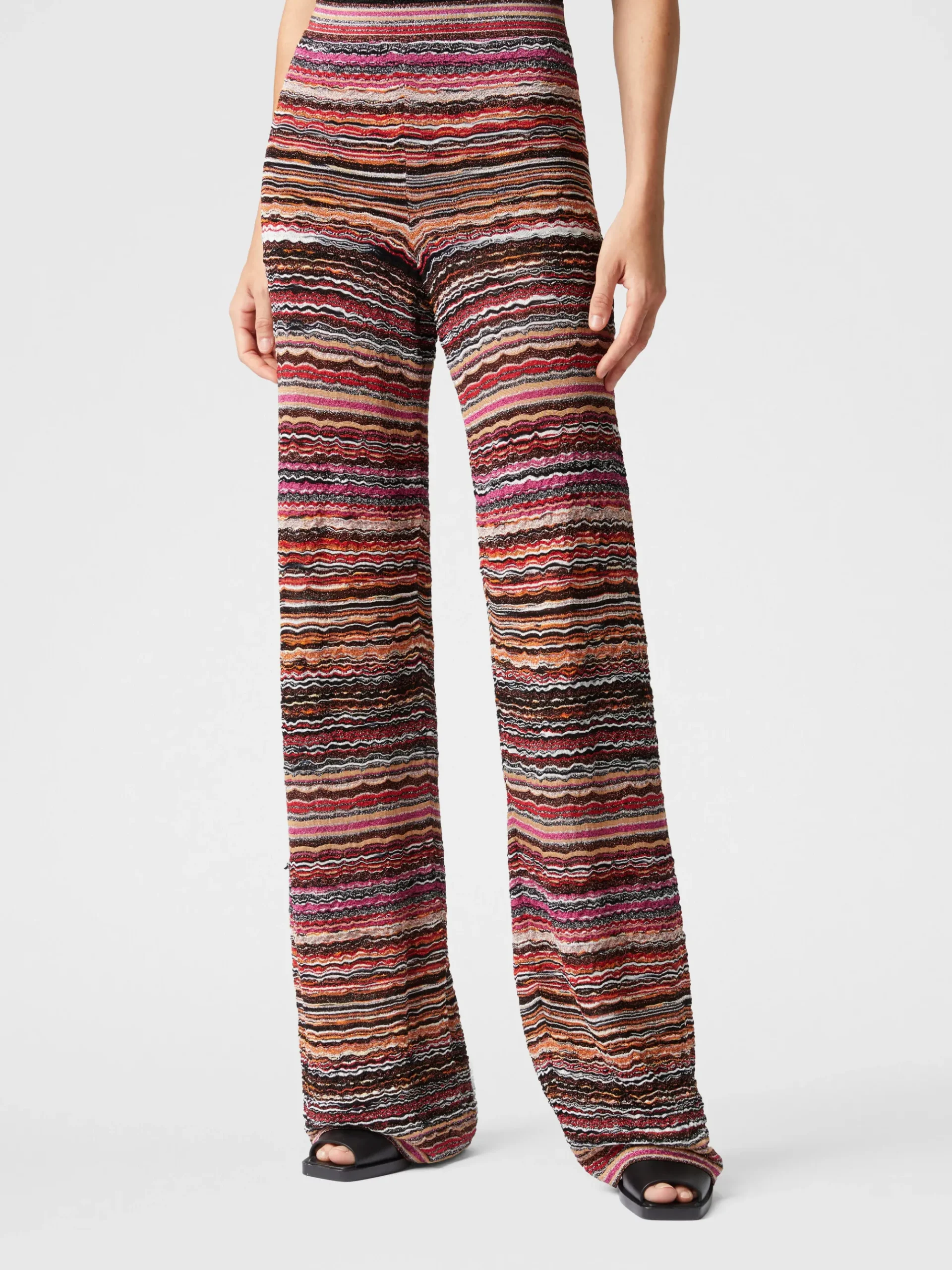 Pantalon droit en viscose lamée embossée motif vagues