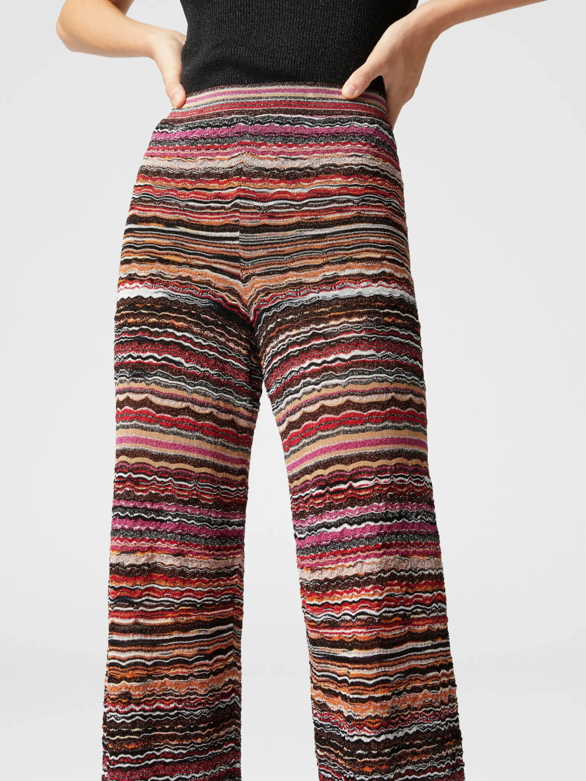 Pantalon droit en viscose lamée embossée motif vagues