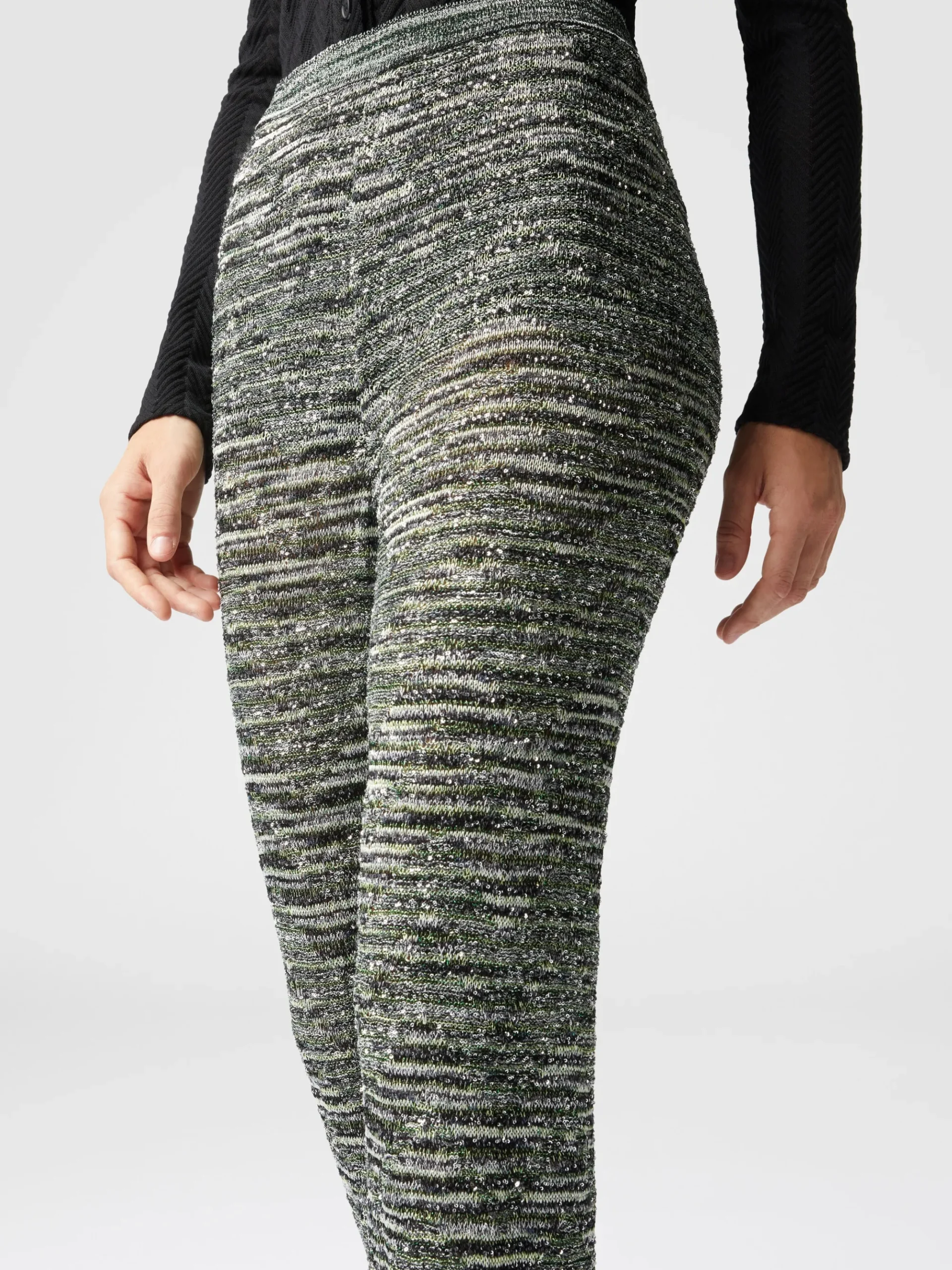 Pantalon évasé en maille flammée à sequins