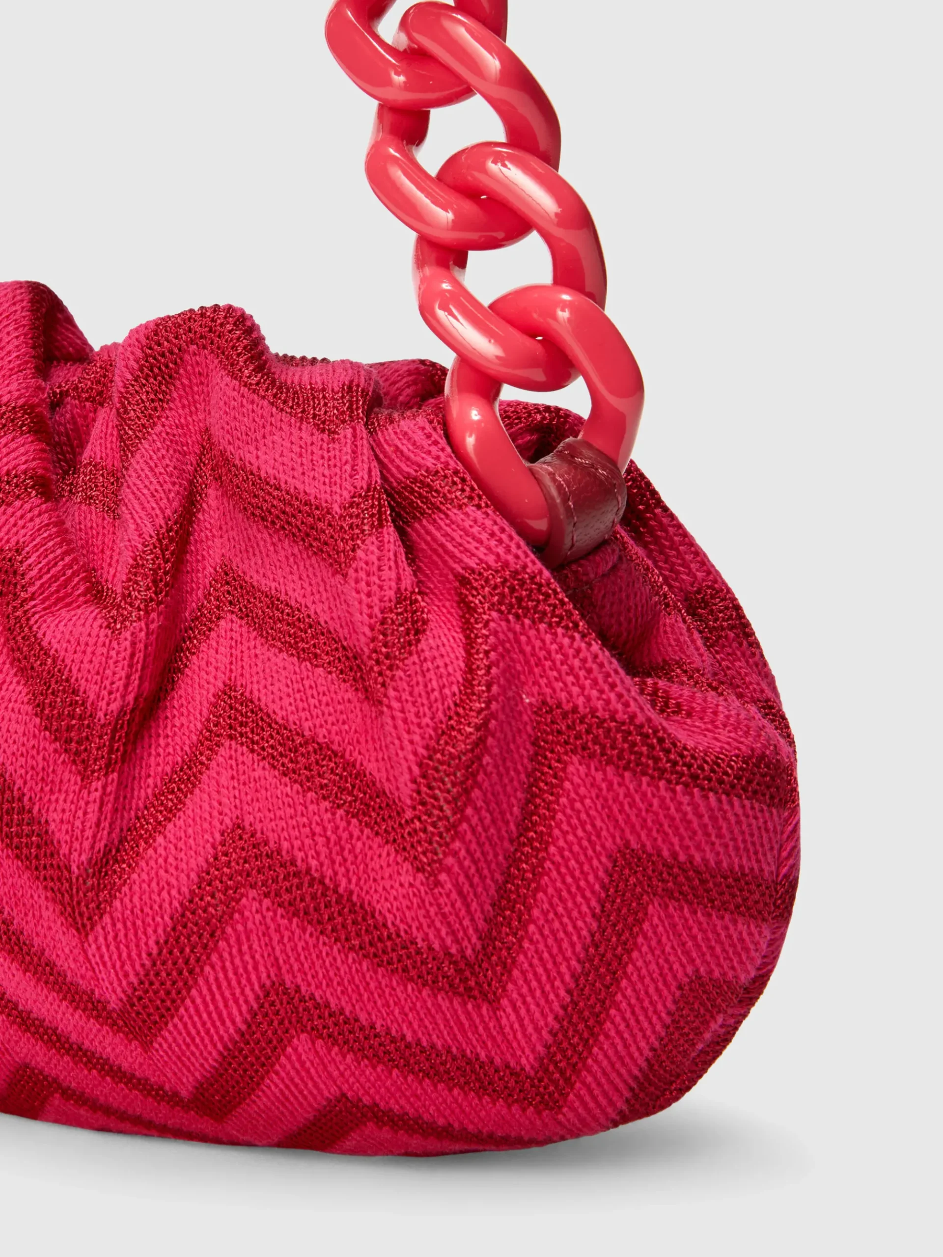 Pochette en mélange de coton zig zag avec bandoulière en chaîne