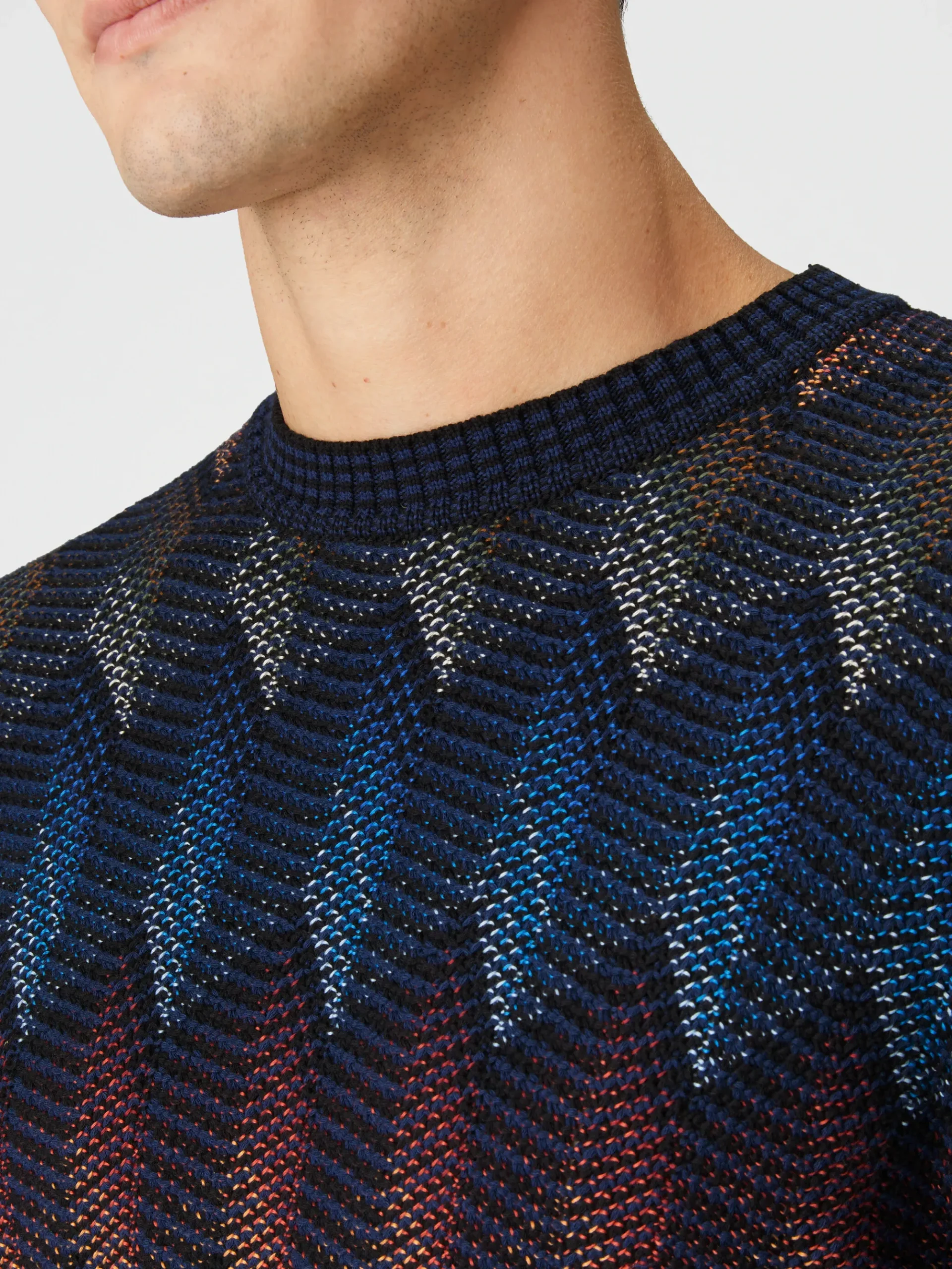 Pull à col rond en coton mélangé dégradé à chevrons avec passepoil contrasté