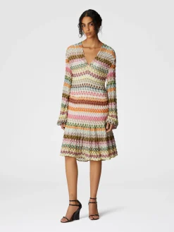 Robe courte à manches longues avec motif zigzag en dentelle