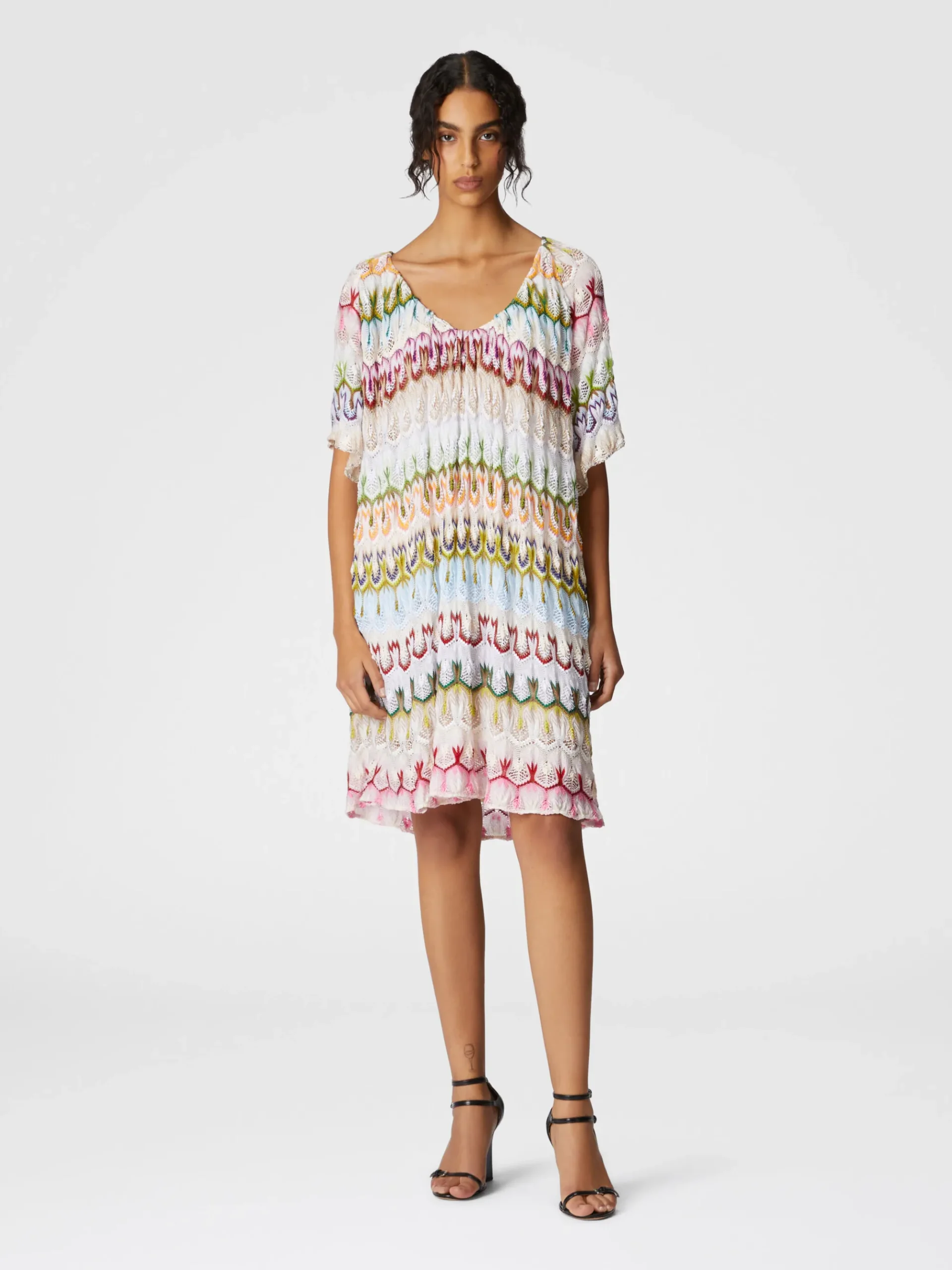 Robe courte avec décolleté en V en dentelle