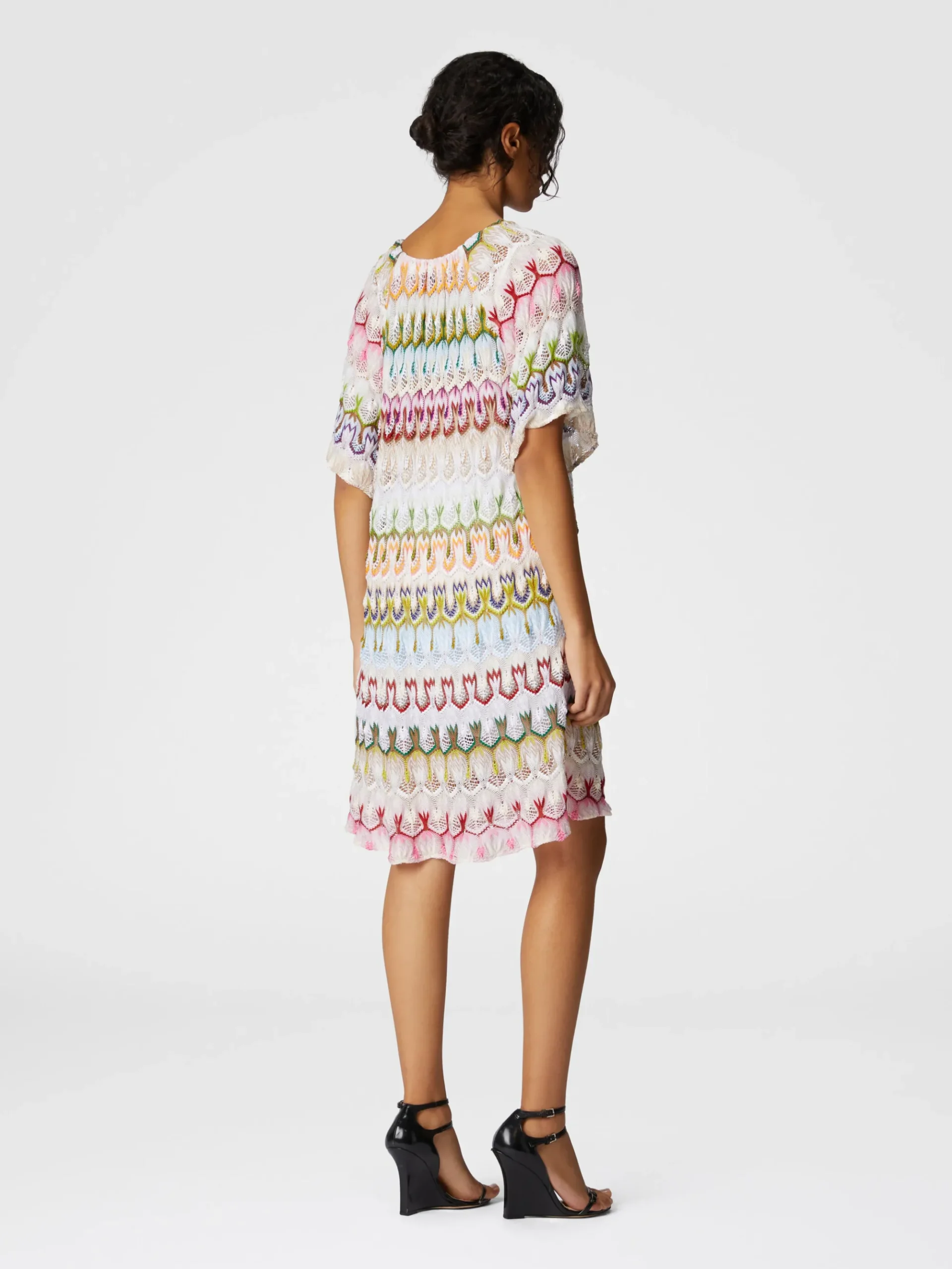 Robe courte avec décolleté en V en dentelle