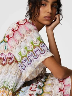 Robe courte avec décolleté en V en dentelle