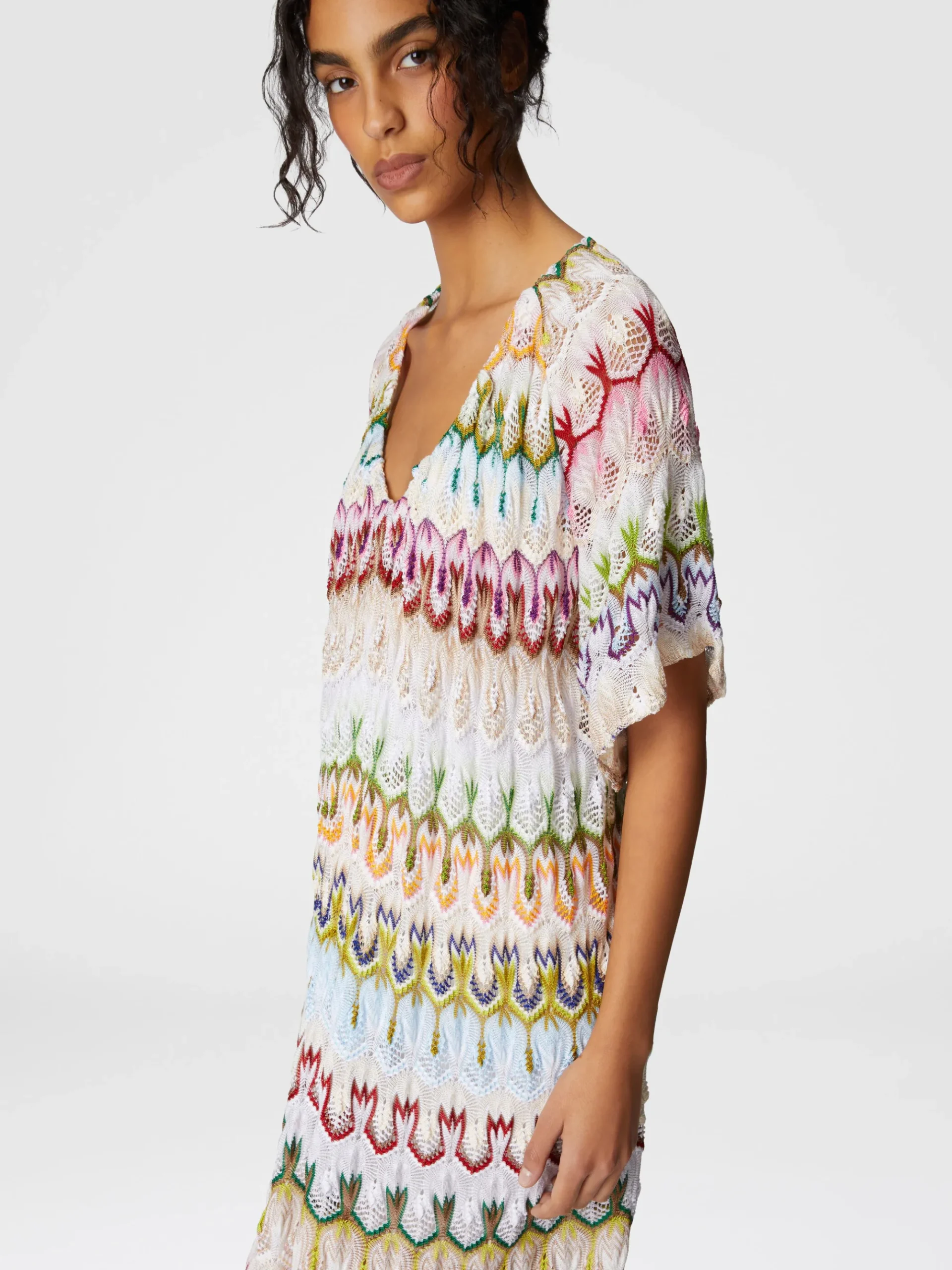 Robe courte avec décolleté en V en dentelle