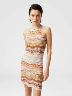 Robe courte sans manches en lamé chevron avec sequins et décolleté dos nu