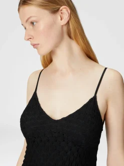 Robe courte sans manches avec jupe à volants en dentelle