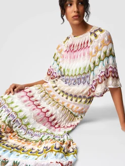 Robe longue à manches courtes avec détails floraux en dentelle