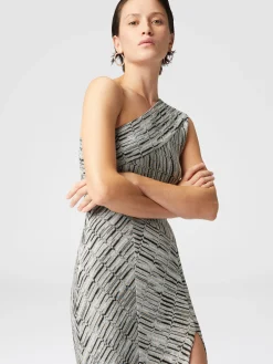 Robe longue asymétrique à motif lamé grec et fente