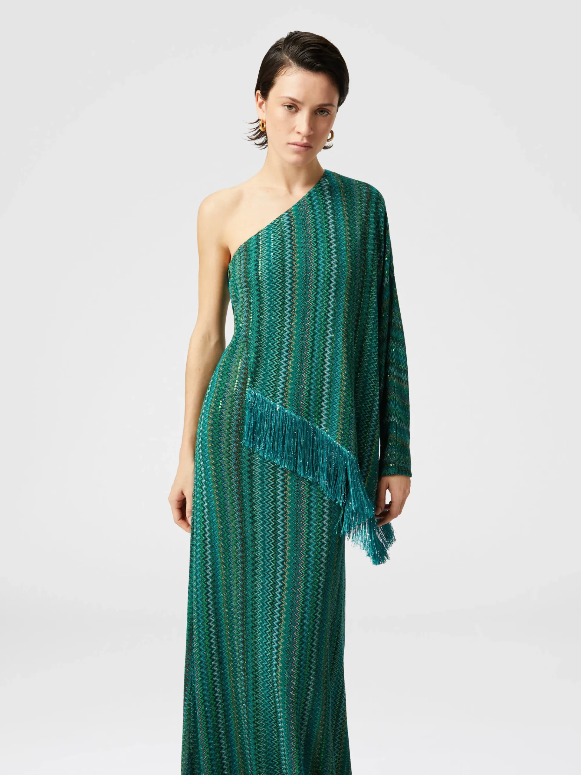 Robe longue asymétrique en zigzag avec paillettes et franges