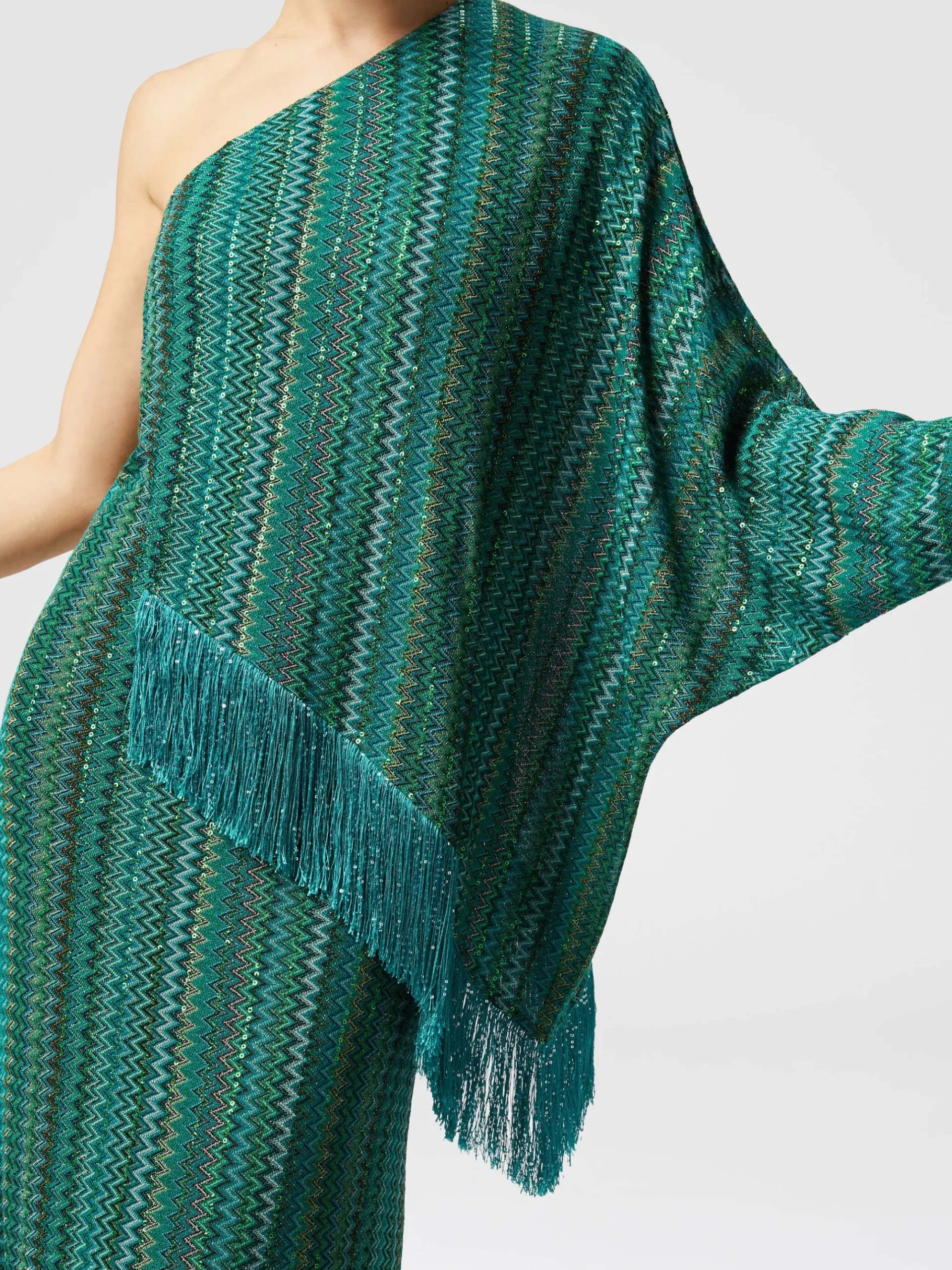 Robe longue asymétrique en zigzag avec paillettes et franges