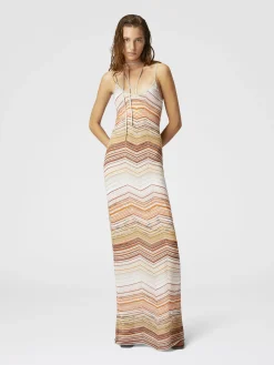 Robe longue en lamé à chevrons avec sequins et dentelle décorative