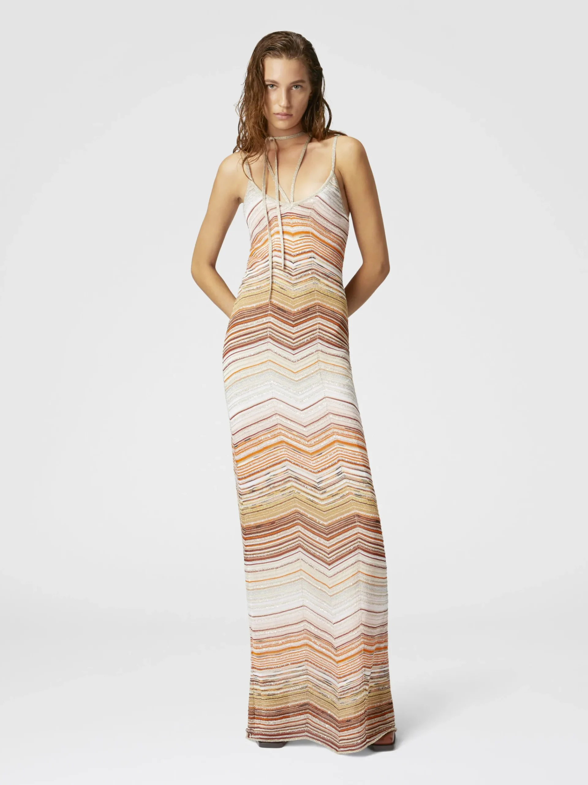 Robe longue en lamé à chevrons avec sequins et dentelle décorative