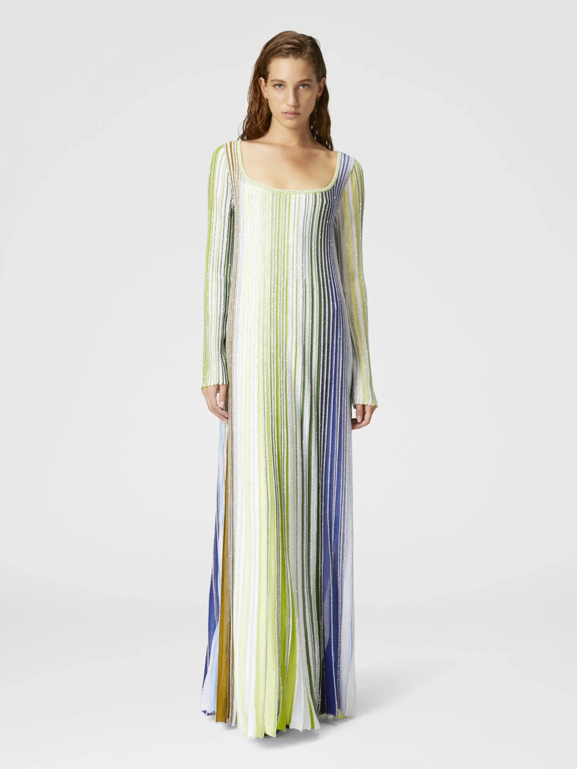 Robe longue partielle rayée à sequins et manches longues