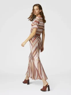 Robe longue évasée à motif zigzag dentelé lamé