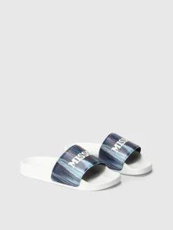 Sandales slip-on avec motif rayé et logo