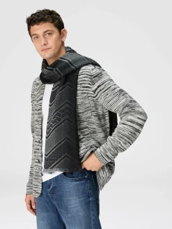 Étole en laine effilochée