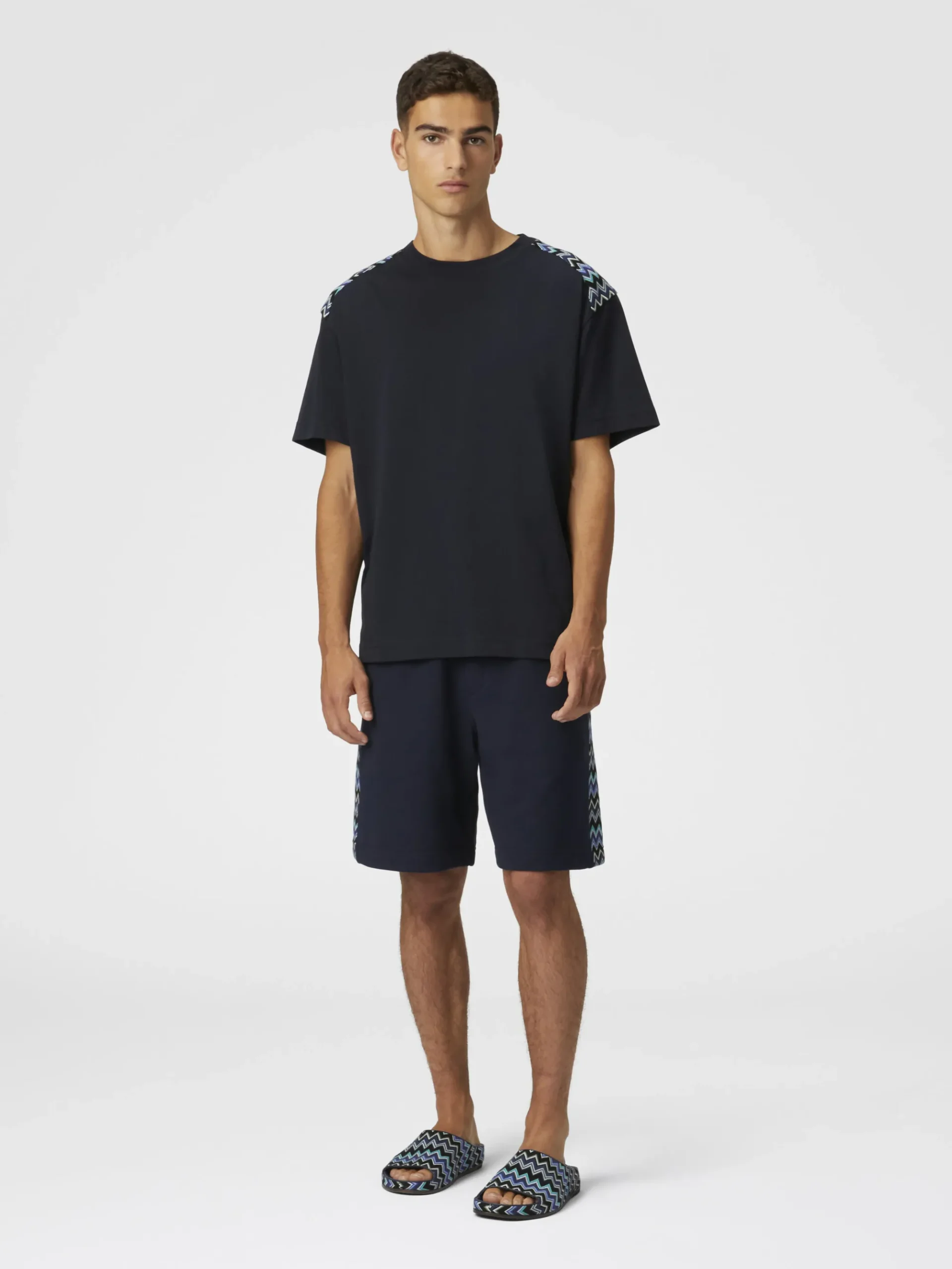 T-shirt à col rond en coton avec empiècements à chevrons sur les épaules