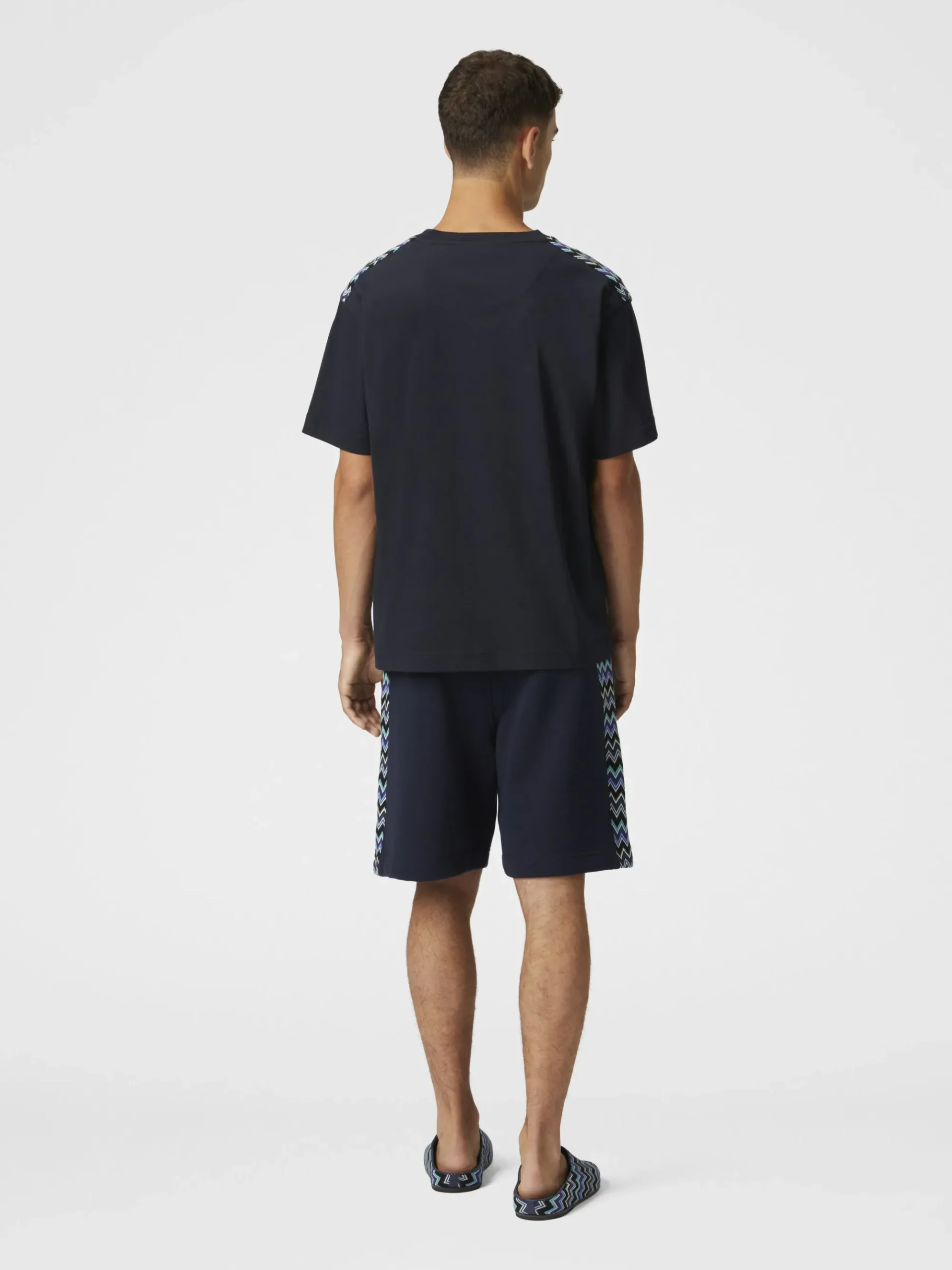 T-shirt à col rond en coton avec empiècements à chevrons sur les épaules