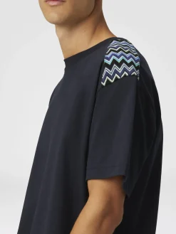 T-shirt à col rond en coton avec empiècements à chevrons sur les épaules