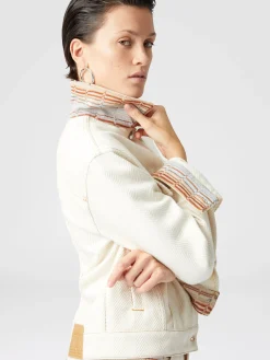 Veste en jean avec empiècements grecs en zigzag